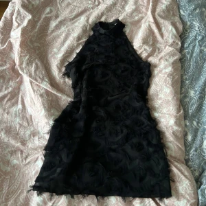 Klänning - Så vacker och stilren klänning! Inga fel. Passar inte mig tyvärr, den har bara legat i garderoben ett bra tag.