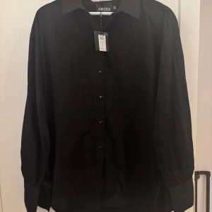 Skjorta  - Skjorta från pieces med snörning kring handlederna 