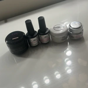 Nagel gel  - Jag säljer nagelgeler🤗🤗 Dem har inte används så mycket eftersom jag slutade ganska snabbt med naglar efter jag köpte dem så okej skick!!🥰 Dem kommer ifrån luunails, NG och amazon😽😽 Kostar tillsammans ca 700 kr Skriv för mer bilder!!☺️