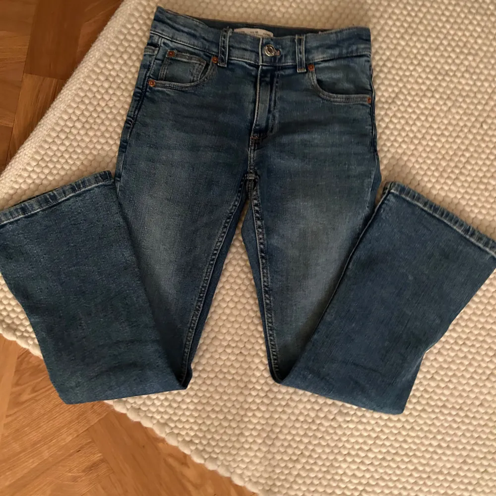 Säljer mina såå snygga normal/låg midjade blåa jeans, skriv för fler bilder.🩵. Jeans & Byxor.