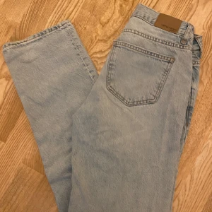 Jeans - Jeans från Ginatricot i storlek 32 men passar även mig som har 34, jätte fina men används inte💕