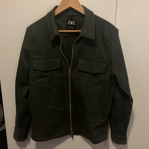 Zara Overshirt - Snygg Zara overshirt. Storlek S. Olivgrön färg.