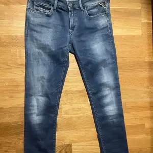 Hej, jag säljer dessa replay jeans. Storlek W29 och L30. Inga skador eller problem med byxorna. 