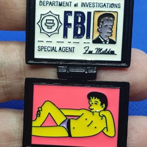 Pin - FBI  ( vikbar ) - Pin FBI, oanvänd. ✨️Titta igenom alla mina upplagda och köp fler saker i bundle för att spara på frakten och få allt du köpt i ett och samma paket✨️