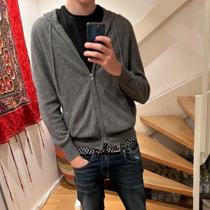 Kashmir kofta - En fin soft goat Kashmir kofta.har använt den hyfsat mycket men är fortfarande i skit bra skick. Storlek small passar från 170 till 185. Modellen är 185.