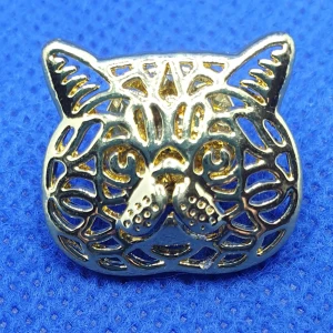 Pin - Katt - Pin katt i guld, oanvänd. ✨️Titta igenom alla mina upplagda och köp fler saker i bundle för att spara på frakten och få allt du köpt i ett och samma paket✨️