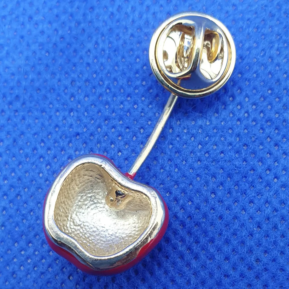 Pin körsbär, oanvänd. ✨️Titta igenom alla mina upplagda och köp fler saker i bundle för att spara på frakten och få allt du köpt i ett och samma paket✨️. Asusteet.