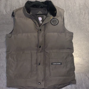 Canada goose väst  - Storlek s passar m. Tar emot byten  Pris går att diskutera.  