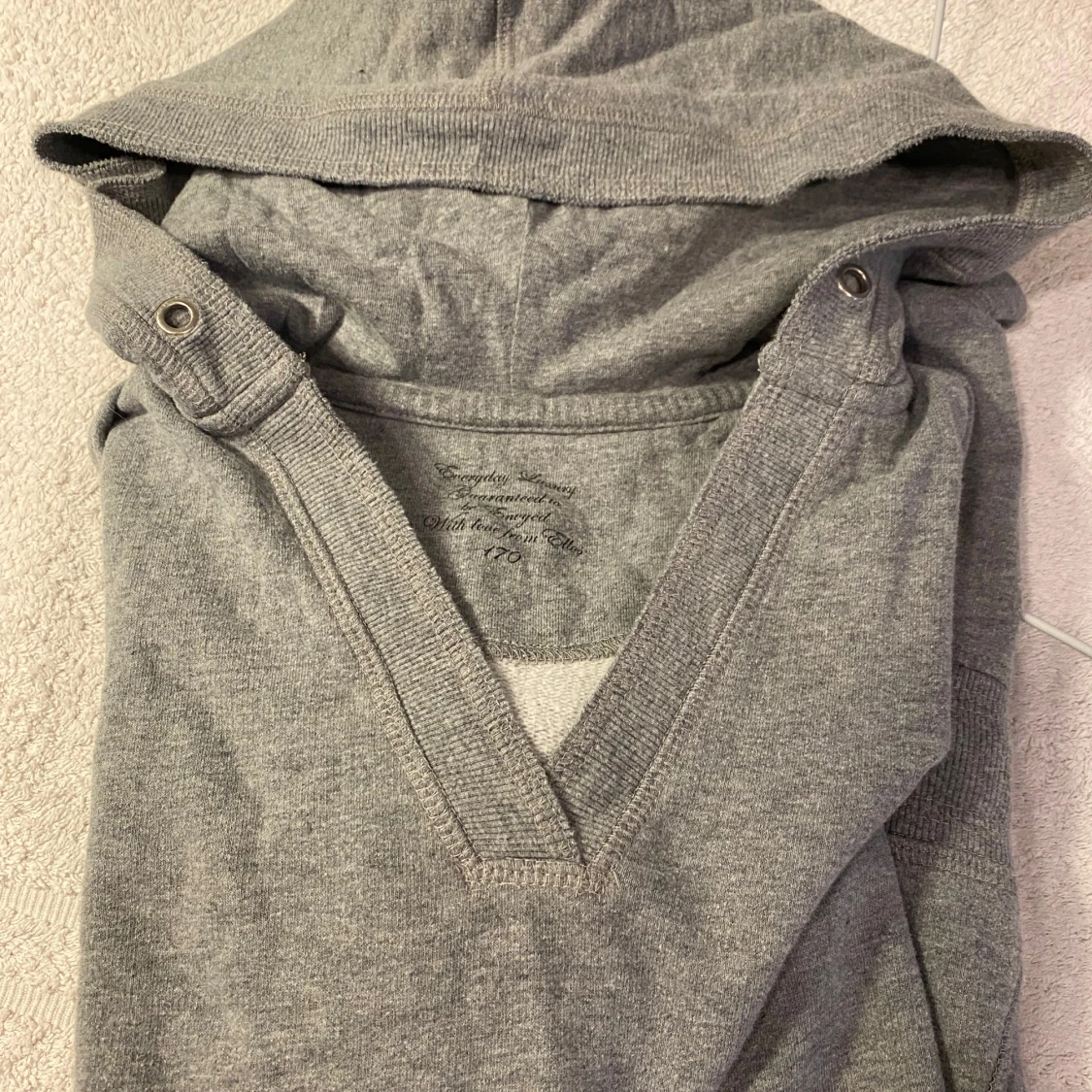 Grå hoodie med v-ringning - 91