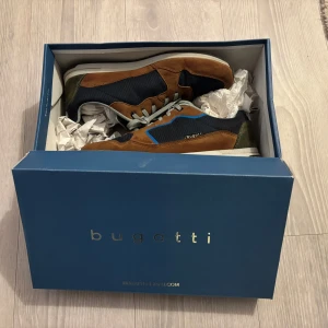 Bugatti skor - Säljer feta Bugatti skor i storlek 42, detta för att dessa är för små och passar inte riktigt min fot. Annars typ aldrig använda, skick 8,5/10 Pris kan diskuteras!