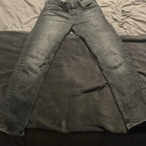 Jeans - Grå/ svarta jeans köpt på Jack and Jones. Tempered/ Mike. Original pris 899 knappt använda