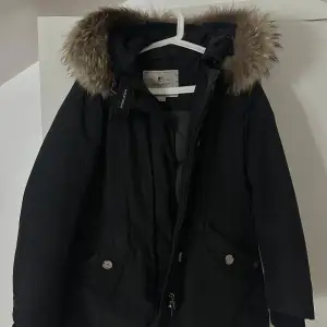 En mycket fin woolrich jacka i storlek M som även sitter fint för dem som bär storlek S. Använd i två säsonger, trots detta är den i mycket fint skick. Köpt från miinto för 9600kr. 