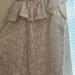 Topp med volang  - Super snygg volang topp med mönster. Har tyvärr aldrig kommit till användning. Dm för bilder! 