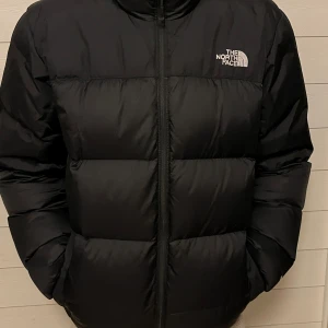 North Face Jacka - Säljer min North face jacka som jag har haft i ungefär en vinter. Precis som ny, inga blekningar eller hål. Storlek M men funkar som S också. Skriv om du undrar något! Pris kan diskuteras!!