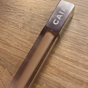 Concealer  - Caia concealer i färgen 3C. Använd 1 gång så den är full! Nypris 195kr säljer för 90kr