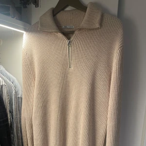 Feeet tröja från zara - Sjukt feet tröja från zara i storlek M otroligt skön och varm nu till vintern🏆🏆