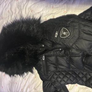 Rockandblue vinterjacka  - Super snygg jacka som jag endast använd 2 vintrar. Pälsen är avtagbar och inte äkta men välskött!