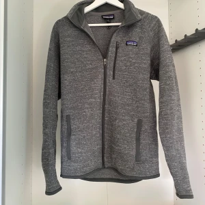 Patagonia zip - Patagonia fullzip i strl S. Väldigt bra skick, väl omhändertagen och inga defekter. Bara skriv vid frågor eller fler bilder. 🙌