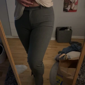 Grå kostymbyxor - Säljer mina älskling kostymbyxor som inte passar längre. Dom är fortfarande väldigt bra i materialet och verkar helt oanvända🩵🩵