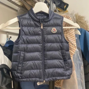 Moncler väst - Fåtal gånger använd, äkta (finns kvitto för bevis) 