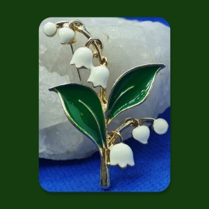 Brosch - Liljekonvalj - Den här broschen i form av en vacker liljekonvalj är ca 5 × 3.5 cm.