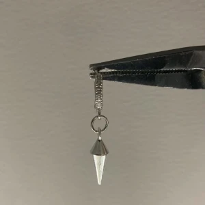 Örhängen  - Jättefint örhänge. Köp för 109kr/st 189kr för ett par.  Kan göra liknande nickelfria och rostfritt. Modell 038