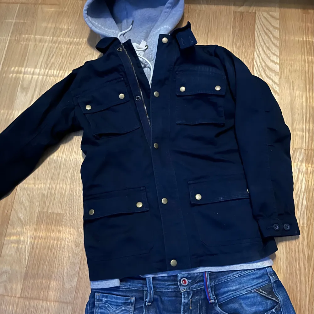 Tja säljer denna sjukt snygga fieldjackan från Ralph lauren. Den är i bra skick o riktigt sjysst nu till hösten. Storleken är xxs/xs. Hör av er vid intresse. Jackor.