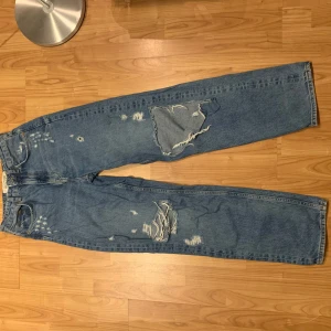 Håliga jeans - H&M jeans i storlek 36. Är i bra skick förutom fläckarna på bilden som sitter på vänster lår. Ena knähålet har gått up en aning men inget man tänker på.  