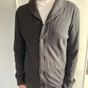 Kofta - Kofta i mörk grå skick 6/10 storlek M nypris 900