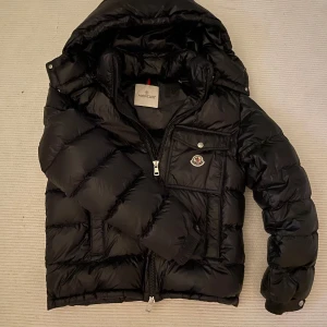 Moncler jacka - Moncler wollaston giubotto, en fetare version av Mayan - Skick: 9/10 - Nypris: 23000 på farfetch.com - Storlek: 2 (S-M) - Självklart äkta, bevis finns.