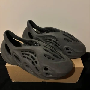 Yeezy foam runner  - Väldigt bra skick, använda bara några få gånger Stl 43 Skicka för fler bilder
