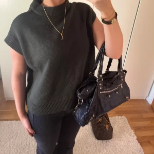 Stickad kortärmad  - Stickad kortärmad, super bra skick. Står tyvärr ingen lapp i men liknar soft goat och mycket bra material 💕💕