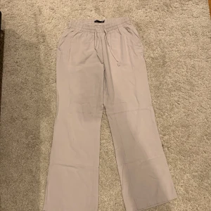 ”Linnebyxor” - Nu säljer jag mina ”linnebyxor” från laget 157. Inte riktigt linne men dom är riktigt fina på och ser ut som linne. Jag är 167 och dom är okej i längden. 