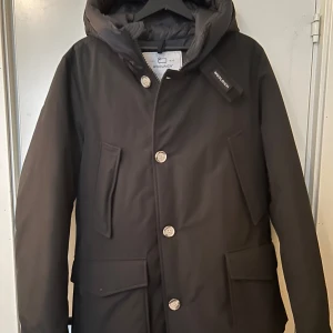 Woolrich Vinterjacka  - Woolrich Arctic parka. Köptes februari 2024 och är knappt använd någonting allts. Säljer eftersom jag köpt en annan jacka och inte använts mer. Jackan är riktigt varm och är i storlek S men passar som M. Är ca 184cm/ 83kg. Nypris på jackan är 9300kr.