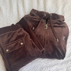 Bruna juicy sett S - Bruna juicy sett inte använda på länge därför ja säljer i storlek s 