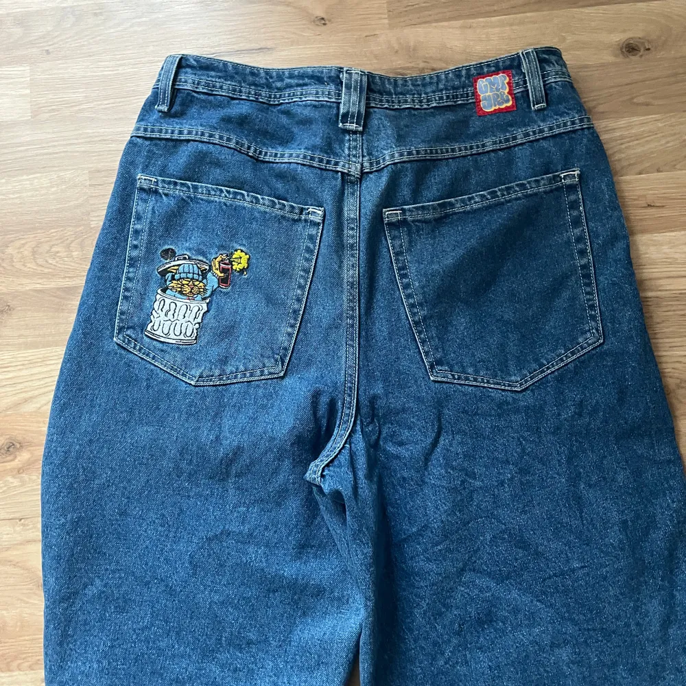 Säljer mina jorts från empire för att dom inte kommer till användning och jag känner inte att de passar min still. Dom är knappt använda och i super bra skick . Jeans & Byxor.