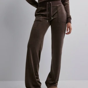 Juicybyxor - Säljer ett par helt nya juicy couture byxor🥰Köptes för ca 3mån sedan för 1200kr men aldrig fått användning för de. Som sagt helt nya med prislapp kvar och säljer väldigt billigt🥰💕Pris kan diskuteras