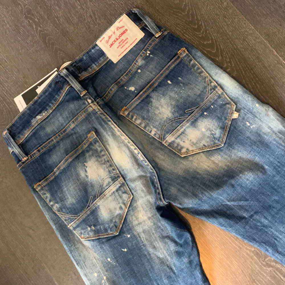 Feta jeans från Jack and Jones, oanvända, nypris 999kr. Storlek 28/”30. Jeans & Byxor.