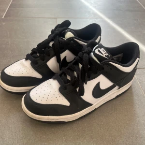 Panda dunks  - Panda dunks från Nike. Nyskick!! Använda ca 5ggr. Strl 38, 24cm.  Köptes för 1499kr på Nikes hemsida.