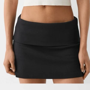 Minikjol med nervikt midja - S, helt oanvänd med prislapp på, Bershka,