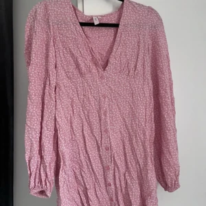 Klänning - Klänning från Nelly, aldrig använd, som ny, inga hål osv! Strl 38, skrynklig nu men bara att stryka så ser den ut som vanligt