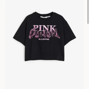 Svart t-shirt med tryck - BLACKPINK pink venom H&M Tröja size S (tar bara emot swish)