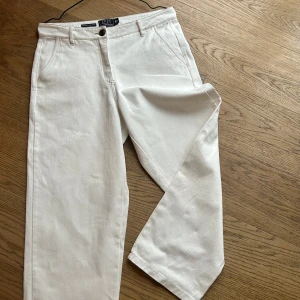 Helt nya vita jeans, loosefit, Zeze Nordic - Snygga vita jeans från Zeze Nordic med klassisk design. De har en rak, lite vid passform och har både fram- och bakfickor samt en knapp och dragkedja i midjan. Helt oanvända. 