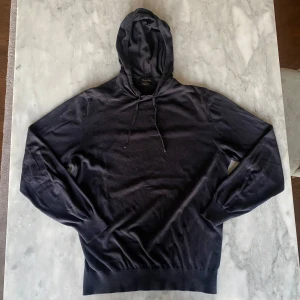 Mörkblå Kashmir blandad hoodie från Massimo Dutti  - Skick: 8,5/10. Hoodien har inga defekter och är i bra skick. Kashmir blandad hoodie från Massimo dutti i storlek M. Om du är osäker på om det kommer att passa kan du alltid fråga om mått!