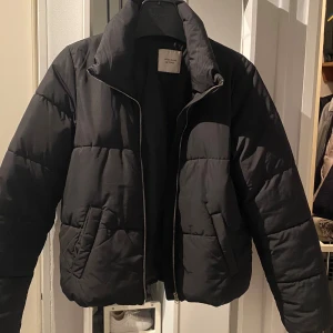 Svart pufferjacka - Säljer en svart pufferjacka! 