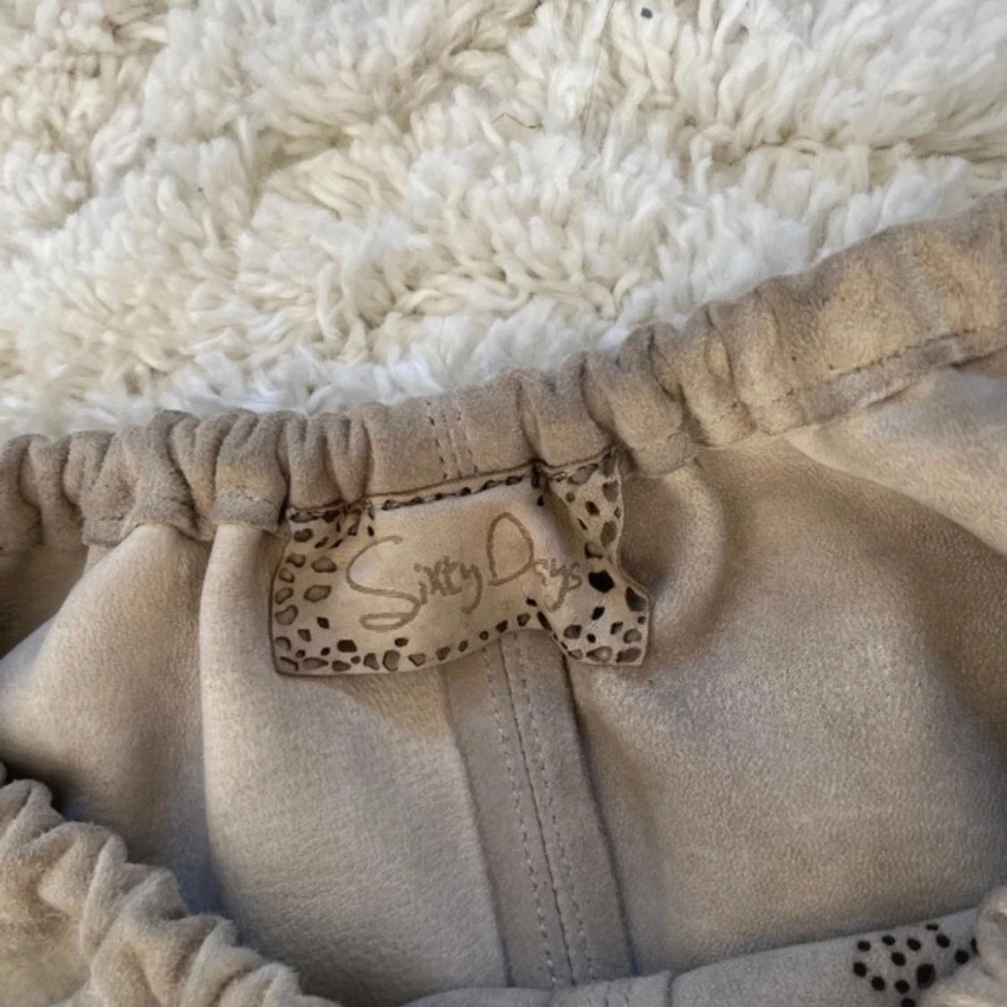 Beige shorts med spetsdetaljer från Subtle Dust - 2