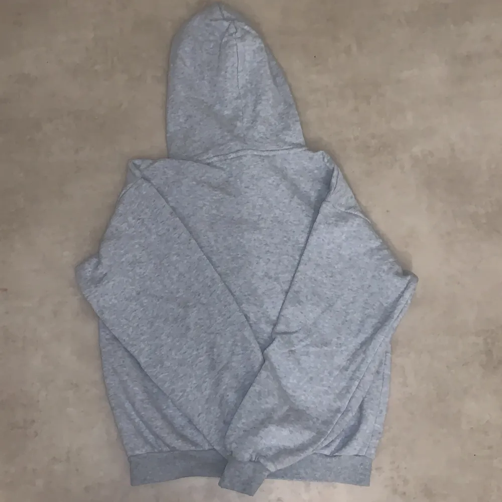 Säljer en klassisk grå hoodie från H&M i storlek 146/152. Den har en bekväm passform med en stor huva och en praktisk magficka! Hoodin har också inga fläckar💕 Kontakta mig först innan du köper den! Eller skriv gärna till mig ifall du är intresserad av att köpa hoodin!💕. Hupparit & Collegepaidat.