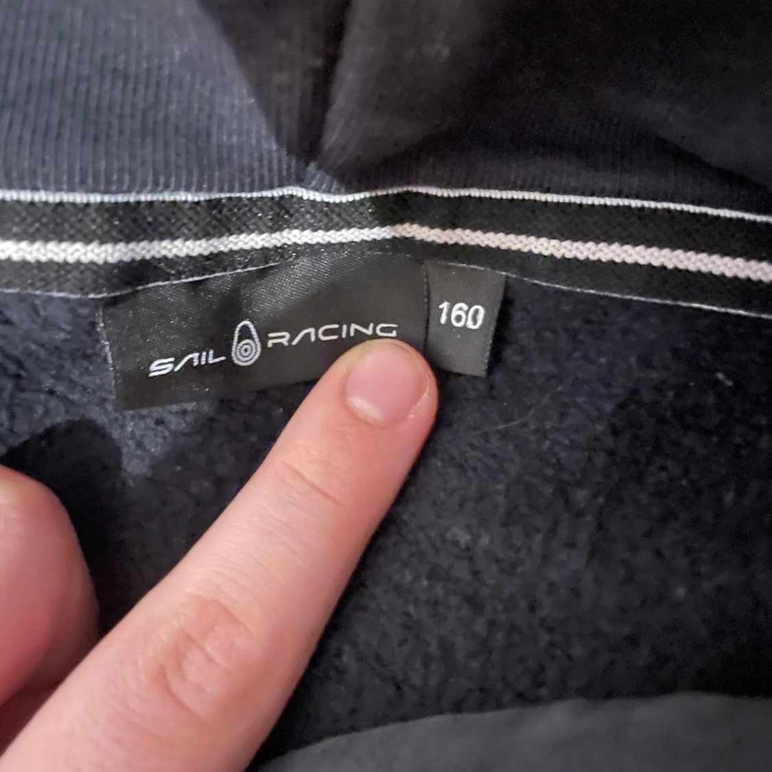 Svart hoodie från Sail Racing - 90