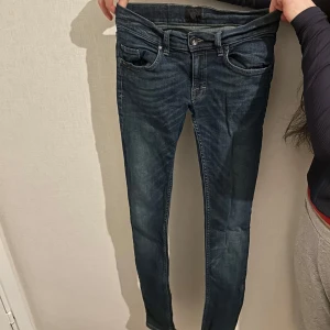 Mörkblå jeans - Snygga mörkblå jeans 