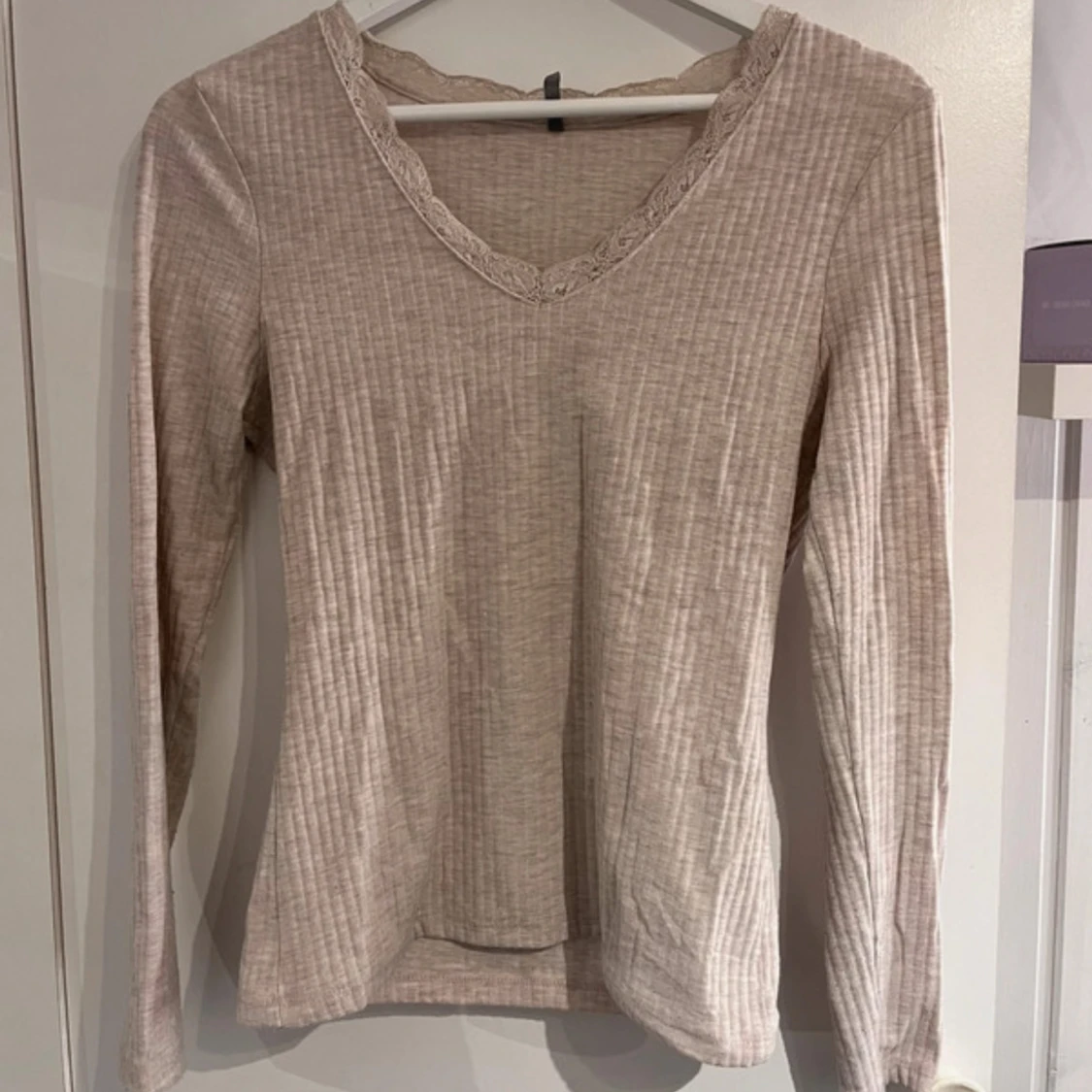 Beige ribbad långärmad topp 